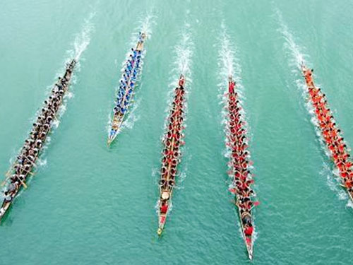 汨罗赛龙舟和吃粽子